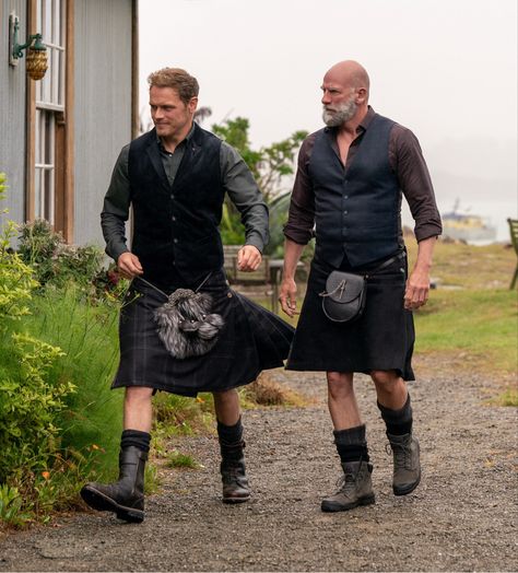 Guys In Kilts, Man In Kilt Scotland, Hot Scottish Men, Scottish Men, Outlander Funny, Guys In Skirts, Graham Mctavish, Je Suis Prest, Sam Hueghan