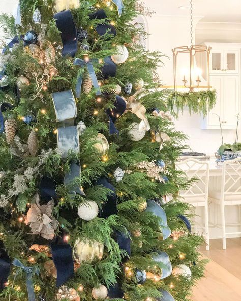 LaV Designs by Paige LaVergne on Instagram: “Monday Blues, Christmas style💙” Christmas Tree With Blue Ribbon, French Blue Christmas Tree, Vertical Ribbon On Christmas Tree, Blue Ribbon Christmas Tree, Blue And Green Christmas Tree, Light Blue Christmas Tree, Citrus Christmas, New England Christmas, Light Blue Ribbon