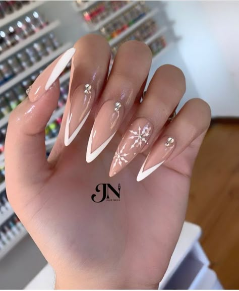 pointy nails Nails Inspiration Pointy, Pointy Winter Nails, Sharp Christmas Nails, Pointy Nails Christmas, Christmas Nails Stiletto Simple, Christmas Nails Sharp, Stilleto Winter Nail Design, Winter Nails Stilleto, Stilleto Holiday Nails