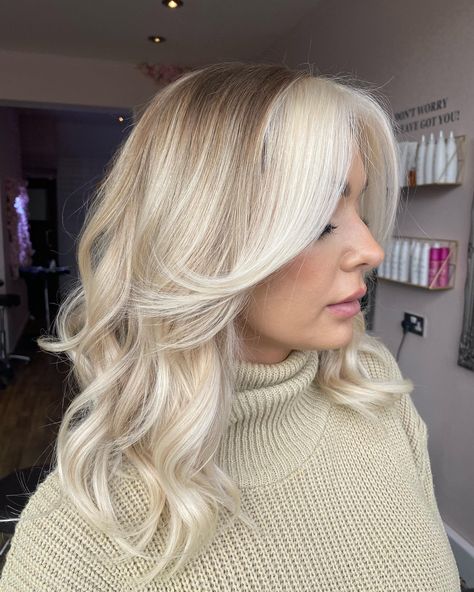 Root Smudge, Blonde Hair With Roots, Bright Blonde Hair, Rambut Brunette, Icy Blonde Hair, Hair Shadow, White Blonde Hair, Shadow Root, Dark Roots Blonde Hair