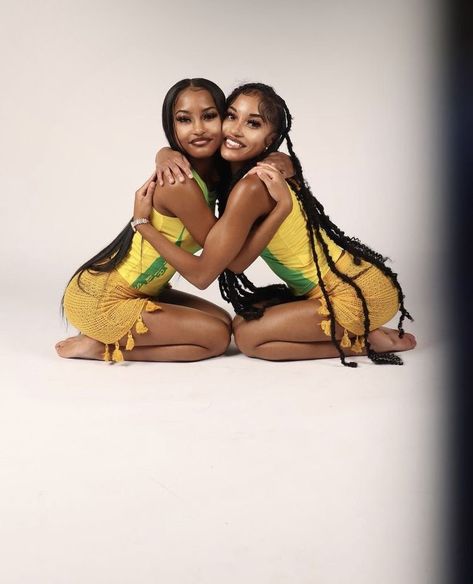 Bestie Photoshoot, Bad And Boujee Outfits, Sisters Photoshoot Poses, Sister Poses, Friendship Photoshoot, Sisters Photoshoot, Photoshoot Studio, Sister Photos, Glam Photoshoot