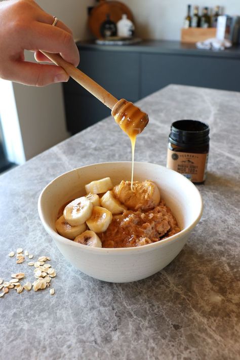 Honey Porridge, Cinnamon Peanut Butter, Honey Breakfast, Winter Breakfast, Cinnamon Honey, Oats And Honey, Honey Oats, Banana Oats, Honey Oatmeal