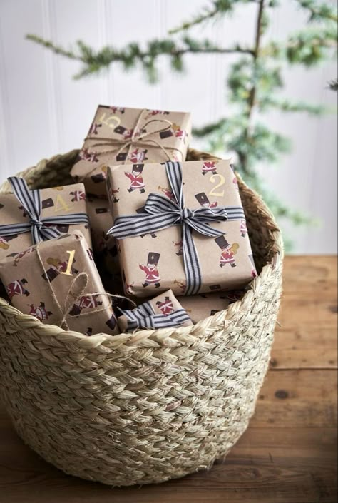 Homemade Advent Calendars, Jul Diy, Advent Calendar Gifts, Simple Gift Wrapping, Noel Diy, Gift Inspo, Calendar Gifts, Merry Christmas To You, Christmas Items