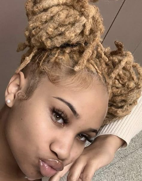 Dreads Black Women, Short Dreadlocks, Dreadlocks Styles, Short Dreadlocks Styles, Blonde Dreads, Dreads Girl, Honey Brown Hair, Beautiful Dreadlocks, Short Locs Hairstyles