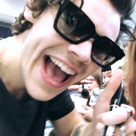 harry styles taking a selfie with a fan, at the airport, osaka, japan, may 8th 2018 Harry Styles Pfp, Taking A Selfie, Osaka Japan, At The Airport, Icon Pfp, A Fan, Osaka, Harry Styles, Japan