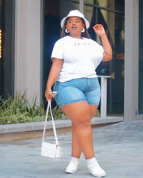 Jean Shorts Outfit, Denim Shorts Outfit, Black Lady, Shorts Outfit, Plus Size Beauty, Short Outfits, Plus Size Fashion, Jean Shorts, A Woman