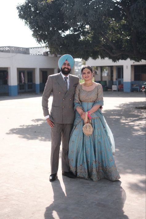 Punjabi wedding outfit / couple goals Punjabi Couple Wedding Dress, Punjabi Men Outfit, Punjabi Groomsmen, Punjabi Wedding Couple Outfit, Punjabi Engagement Outfit, Punjabi Groom Outfit, Luxurious Lehenga, Sikh Couple, Sardar Fashion