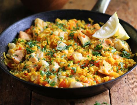 Fish Paella, Parsley Recipes, Vegetable Stock Cubes, Paella Recipe, Golden Fish, Salad Leaves, Fish Recipe, Sticky Rice, Sushi Rice