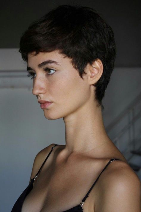 Shaved Head Women Round Face, Short Hair Women Pixie, Pixie Cut Brown Hair, Long Buzzcut Women, French Pixie Haircut, Dark Pixie Cut, Really Short Haircuts, Androgynous Hair, Super Short Hair