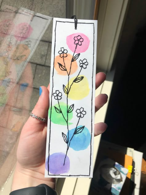 Diy Bookmarks Colored Pencil, Cute And Simple Bookmarks, Preppy Bookmark Ideas, Cute Bookmark Painting Ideas, Bookmark Decorating Ideas, Bookmarks Drawing Ideas, How To Make Your Own Bookmark, Bookmark Drawing Ideas Easy, Easy Book Marks Ideas