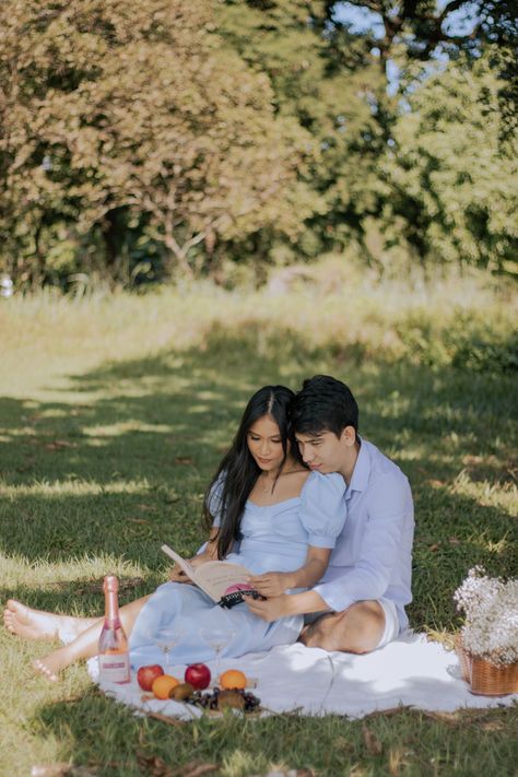 Picnic Pre Wedding Shoot, Picnic Prenup Photoshoot, Couple Picnic Poses, Picnic Prenup Ideas, Picnic Photo Shoot Couple, Picnic Photography Ideas, Pre Engagement Photoshoot, Prewedding Piknik, Picnic Pictures Couple