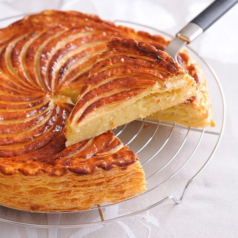 Recette Galette des rois à la frangipane Galette Frangipane, French Pastries, Savoury Cake, Baklava, Marzipan, Flan, Cake Desserts, Food Inspiration, Sweet Recipes