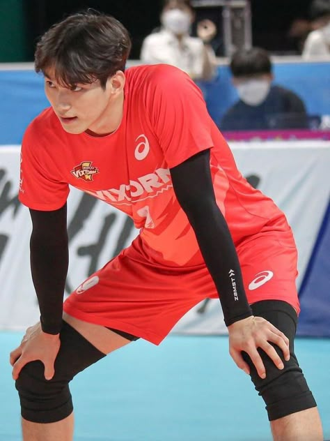 Lim Sungjin, Volleyball Poses, Funny Poses, Action Pose Reference, Male Pose Reference, 얼굴 그리기, Volleyball Pictures, Photographie Portrait Inspiration, People Poses