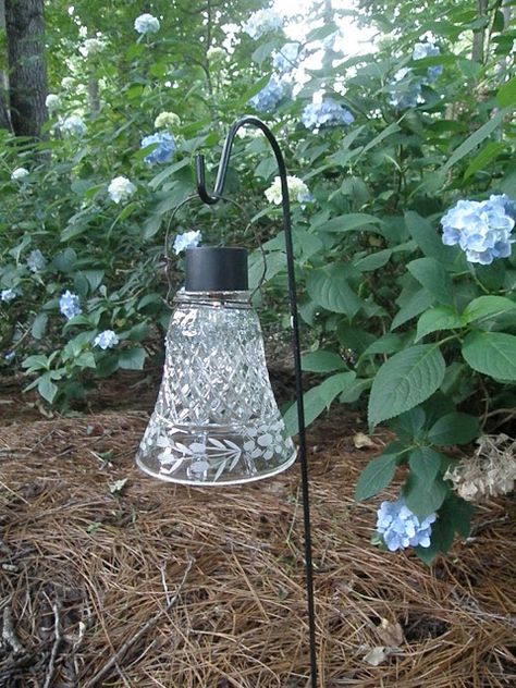 Solar Light Crafts, Garden Globes, Glass Garden Art, Light Crafts, Garden Lights, Diy Solar, Solar Garden, Glass Garden, Solar Lights Garden