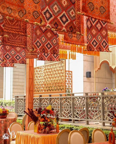 Enter a world of exotic beauty with a buffet adorned in Moroccan jalis, where the tablescape is a vibrant mix of florals and fruits. Overhead, the ceiling showcases an array of traditional carpets and prints, casting a spell of elegance and charm. “Moroccan Souk” For Ayush & Ria Decor :- @abhinavbhagatevents Planning :- @balajeeeventz Venue :- @theleelapalacenewdelhi Photography & Videography :- @parindaprakashphotography Rentals :- @houseoffurniture97 #morrocon souk #carnival #weddin... Indian Carnival Theme Decor, Turkish Theme, Carnival Decor, Casting A Spell, Mehendi Decor Ideas, Kali Puja, Moroccan Ceiling, Wedding Stage Backdrop, Rustic Orange