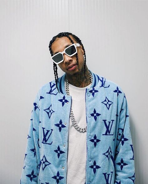 @tyga in Portugal with that 1 of 1 custom blue Louis Vuitton beach towel jacket ✨🌊❄️✨ photos By @armenkeleshian Tyga Style, Tyga Rapper, Men Swag, Muster Tattoos, Rap Wallpaper, Hip Hop Art, Rap Artists, Trendy Sunglasses, Refashion Clothes