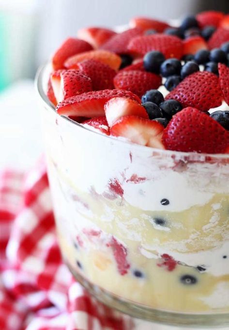 Summer Berry Trifle Recipe, Fruit Trifle Recipes, Berry Trifle Recipe, Summer Trifle, Cake Berries, Blueberry Trifle, Trifle Bowl Recipes, 4th Of July Dessert, Fruit Trifle