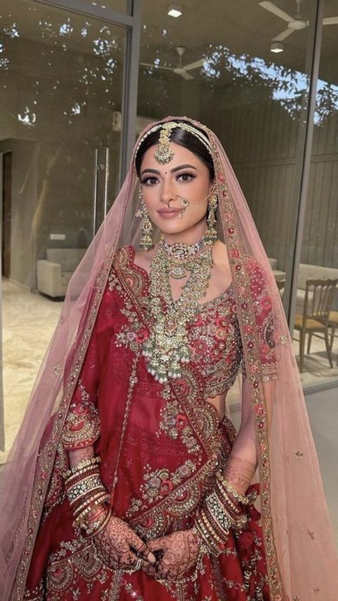 Bridal Lehenga Indian Brides, Bridal Duppata Indian Weddings, Marwadi Lehenga, Marwadi Bride, Bollywood Brides, Wedding Dress Indian, Bride Lehenga, Beautiful Indian Wedding, Red Bridal Lehenga