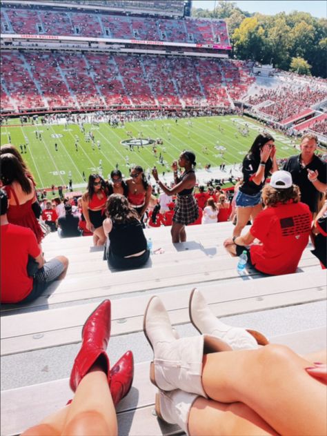 Uga Football Aesthetic, Uga College Aesthetic, Uga Gameday Outfit Georgia, Uga Aesthetic, Uga Gameday Outfit, Uga Dorm, Uga Game Day, Uga Gameday, College App