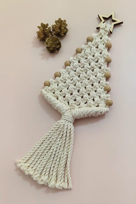 Christmas Ornament Tutorial, Macrame Christmas Tree, Simpul Makrame, Macrame Christmas, Macrame Knots Pattern, Diy Christmas Tree Ornaments, Macrame Wall Hanging Diy, Crochet Christmas Trees, Ornament Tutorial