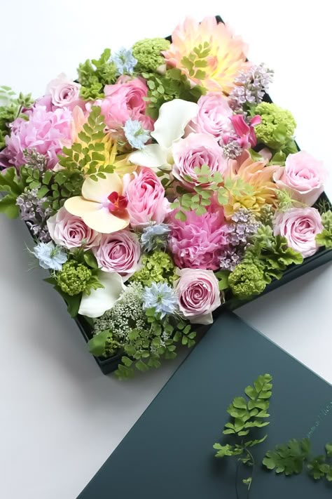 Flowers In A Box, Box Arrangement, Box Flowers, Arrangement Ideas, Flowers Arrangements, Deco Floral, Flower Box, Floral Inspiration, Flower Arranging