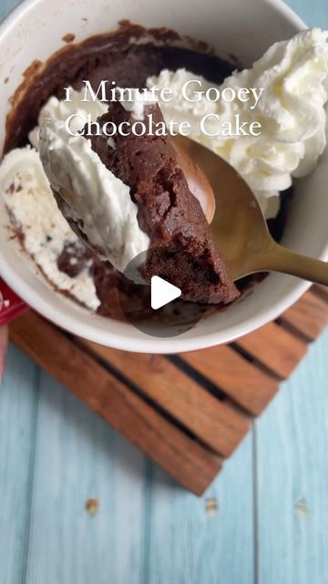 Microwave Lava Cake, Gooey Chocolate Mug Cake, Cake Microwave, Mug Cake Microwave, Low Calorie Dessert, Protein Desserts, Lava Cake, Chocolate Mug Cakes, Chocolate Mugs