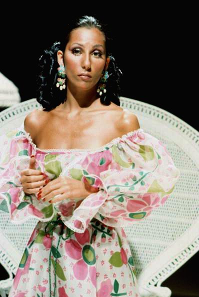 Cher looks stunning in this pretty off-the-shoulder, floral floor-length dress with complimentary hair piece. Love it! Cher 70s Outfit, Young Cher, Cher 70s, Cher Fashion, Cher Looks, Cher Show, Cher Outfits, 70s Outfits, Look Retro