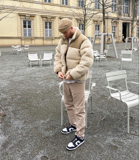 Streetstyle streetwear beige Outfit Outfitinspo outfits mens Streetstyles streets dunks northface vibes aesthetics poses Outfit Pose, Outfit Informal, Big Men Fashion, Streetstyle Outfit, Streetwear Mode, Outfits Streetwear, Oversize Fashion, 2022 Fashion, Streetwear Outfits