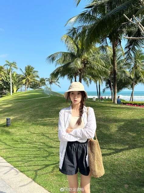 Outfit Ke Pantai Korea, Korean Beach Outfit, Ootd Beach, Camping Outfit, East Asian Fashion, Beach Ootd, Summer Picture Poses, Beach Vacay, Dressing Style