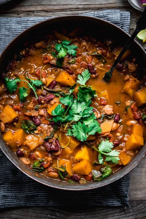 This easy one-pot vegan pumpkin chili is packed with warming spices, plenty of vegetables and plant-based protein from pinto and kidney beans. Such a delicious weeknight dinner and ready in about 40 minutes! Chili With Kidney Beans, Vegan Pumpkin Chili, Pumpkin Chilli, Pumpkin Recipes Dinner, Pumpkin Stew, Pumpkin Chili Recipe, Vegan Chilli, Vegetable Chili, Vegan Pumpkin Recipes