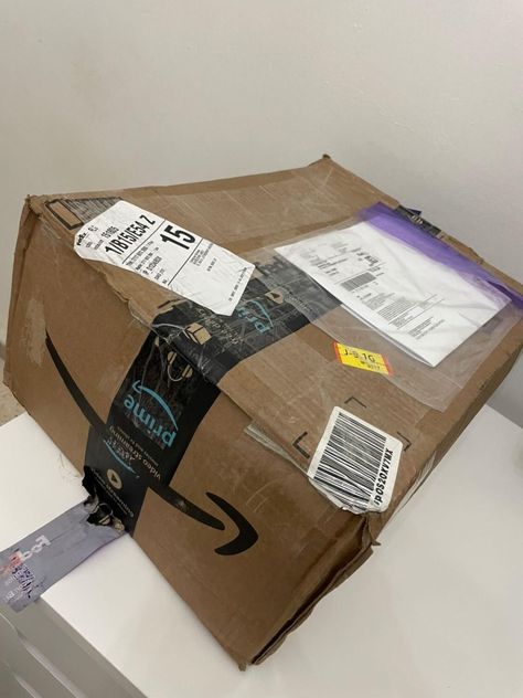 Amazon colis arriv(Amazon package 📦) Amazon Package Aesthetic, Amazon Packages Aesthetic, Amazon Parcel Snap, Cajas Aesthetic, Amazon Package, Daily Aesthetic, Drops Of Jupiter, Amazon Delivery, Rose Flower Photos