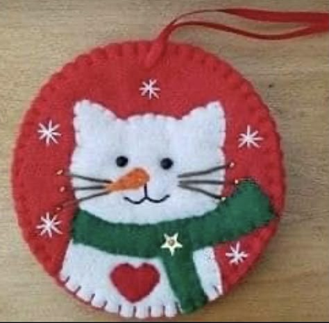 Diy Felt Christmas Ornaments, Felt Crafts Christmas, Christmas Felt, Felt Christmas Decorations, Felt Cat, Felt Decorations, Felt Christmas Ornaments, Cat Ornament, Christmas Ornament Crafts