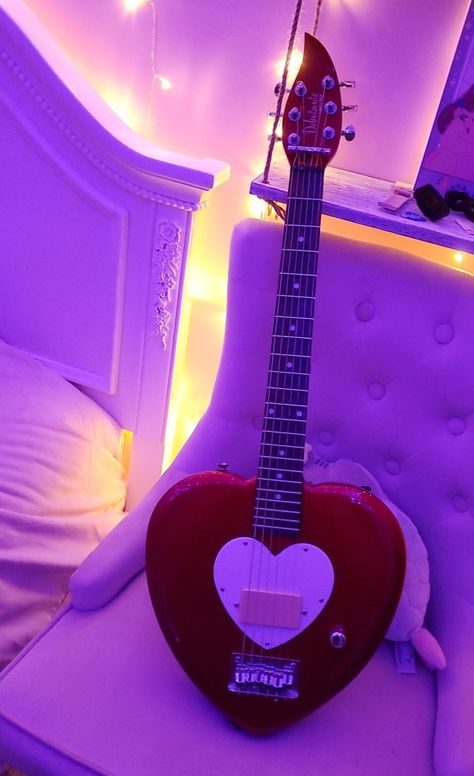 guitar collector heart-shaped red romantic Heart Shaped Electric Guitar, Heart Shaped Guitar, Heart Guitar, Star Guitar, Red Guitar, Pink Guitar, Fame Dr, Gorgeous Eyes, Music Memes