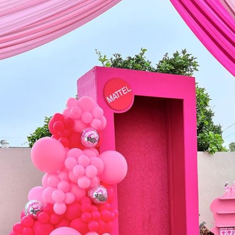 @sharis.prettyevents on Instagram: "I had the opportunity to work on multiple Barbie themes this month and so blessed to be able to work with my amazing friends for this one! 🎈Balloon garland @sharis.prettyevents & @beeballoonsco 🩷 Barbie treat wall @beeballoonsco 💖Barbie Box @creations.by_claudia" Barbie Party Balloon Garland, Bratz Balloon Garland, Barbie Balloons, Treat Wall, Barbie Box, One Balloon, Barbie Theme, Amazing Friends, Barbie Birthday