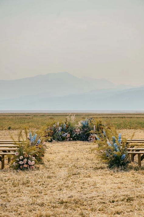 A Magical "Western Chic" Wedding Weekend in Montana Western Chic Wedding, Yellowstone Wedding, Western Wedding Boots, Country Ceremony, Wedding Floral Arrangements, Glam Wedding Makeup, Arch Flowers, Flower Installation, Big Sky Country