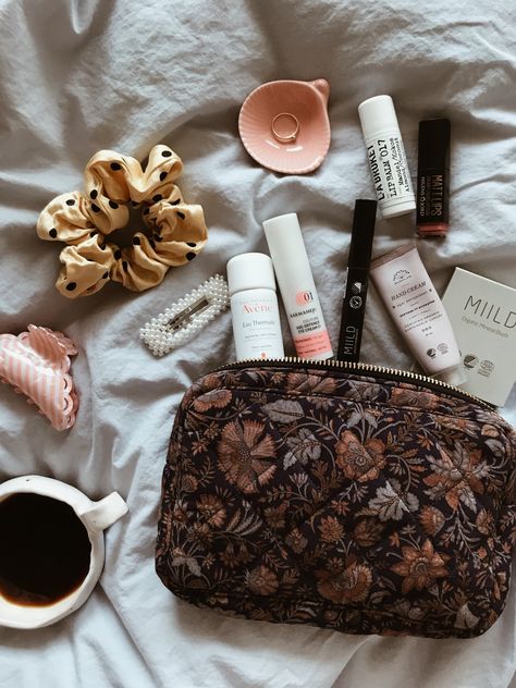 Makeup Bag Aesthetic Vintage, Makeup Bag Aesthetic, Amazon Makeup, Glossier Girl, In My Purse, Minimalist Inspiration, Fall Nights, My Purse, Diy Bags Patterns