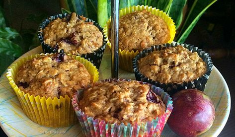 Plum Muffins, Breakfast Cups Recipe, Double Chocolate Zucchini Muffins, Savory Muffins Recipes, Healthy Oats, Chocolate Zucchini Muffins, Plum Recipes, Yummy Deserts, Oat Muffins