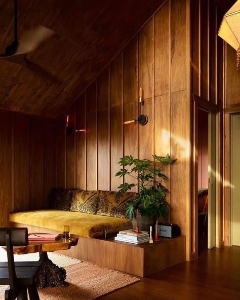 Lisa Roberts • Instagram 70s Aesthetic House, Midcentury Living Rooms, Wes Anderson Interior Design, 70s Mid Century Home, Corner Living Room Ideas, Mid Century Modern Cabin, 70s Inspired Bedroom, Mcm Living Room, Flack Studio