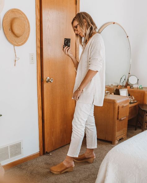 No 6 Clogs Outfit, Stegmann Clogs Outfit, Dansko Clogs Outfit Jeans, Swedish Fashion Women Street Styles, White Slip On Shoes Outfit, Tan Clogs Outfit, White Clogs Outfit, Wooden Clogs Outfit, Clogs Outfit Summer