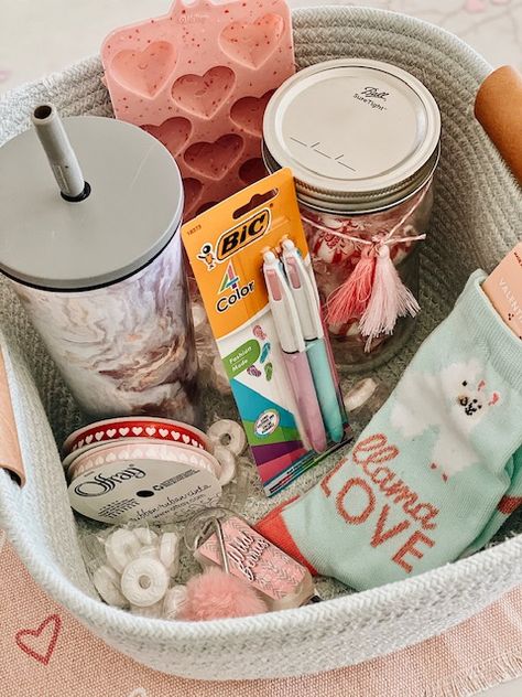 Valentine's Day Gift Basket Ideas For Kids | She Gave It A Go Valentine Gifts For Him, Pink Gift Basket, Gift Ideas Valentines, Romantic Gift Ideas, Valentines Gift For Boyfriend, Valentines Gift Ideas, Friend Valentine Gifts, Valentines Day Baskets, Girl Gift Baskets