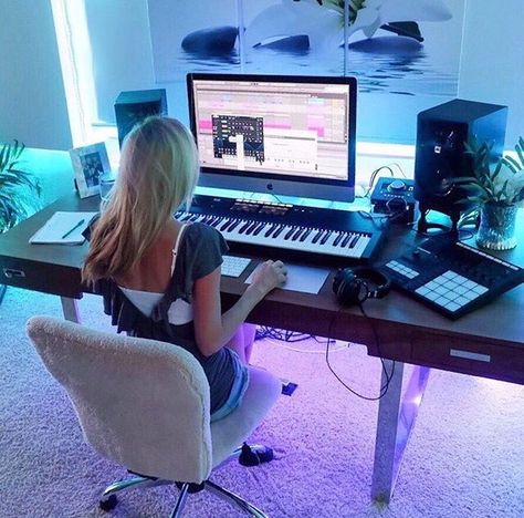 Producing Studio, Home Music Studio Ideas, Pc Memes, Home Studio Desk, Music Studio Decor, Home Recording Studio Setup, Recording Studio Setup, Home Studio Ideas, Home Music Rooms