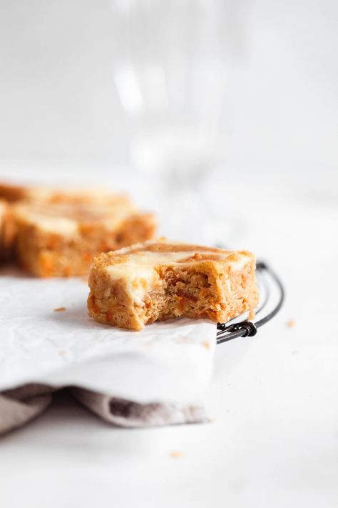 Easy Cheesecake Bars, Carrot Cake Cheesecake Bars, Recipe Carrot Cake, Cheesecake Bars Easy, Easter Cheesecake, Carrot Cake Bars, Broma Bakery, Carrot Cake Cheesecake, Cake Cheesecake