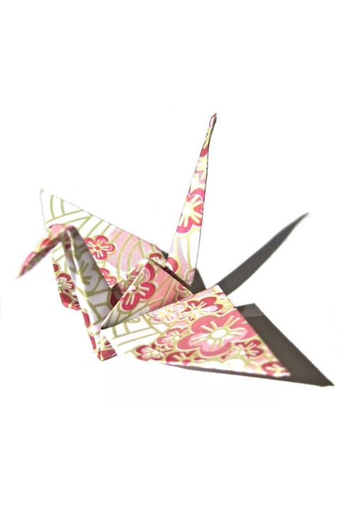 Each of the elegant Japanese paper crane is made from Japanese chiyogami paper (patterned origami paper) with graceful and exotic Japanese patterns that resemble Japanese kimono.  These paper cranes are hand folded by a Japanese woman in the special method. Unlike the paper cranes folded in the traditional method, these origami cranes do not have the lines in the middle of their wings; You get the true, beautiful attention to the detail. Crane Paper, Bird Line Drawing, Crane Drawing, Paper Swan, Origami Swan, Chiyogami Paper, Origami Cranes, Japanese Crane, Paper Cranes