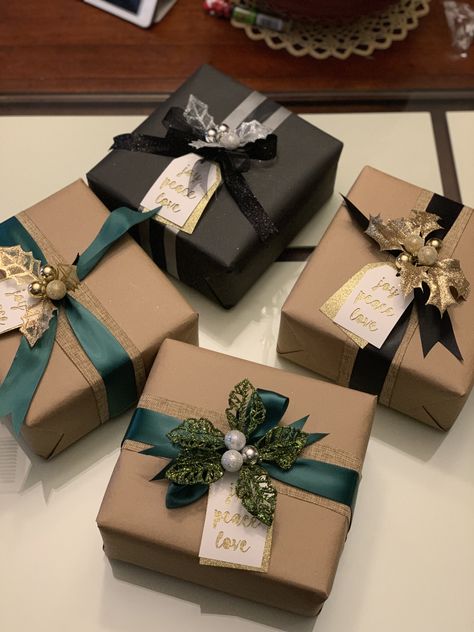 Luxury Wrapping Ideas, Elegant Christmas Gift Wrapping, Elegant Gift Wrapping Classy, Wine Gift Wrap, Present Wrapping Ideas, Unique Gift Wrapping Christmas, Professional Gift Ideas, Wrapping Hacks, Luxury Gift Wrapping