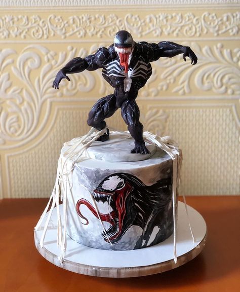 Venom Party Ideas, Venom Birthday Party, Venom Cake, Pocky Cake, Venom Party, Venom Birthday, Masculine Cake, Easy Minecraft Cake, Spiderman Birthday Cake