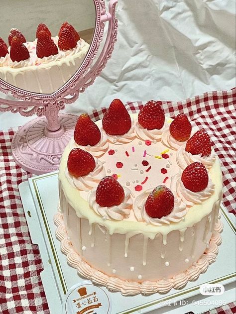 Birthday Cake Valentines Day, Simple Aesthetic Birthday Cakes Pink, Round Cake Aesthetic, Kawaii Cake Ideas, Strawberry Birthday Cake Aesthetic, Cute Bday Cakes, Birthday Cakes Aesthetic, Aesthetic Bday Cakes, Sprinkles Aesthetic