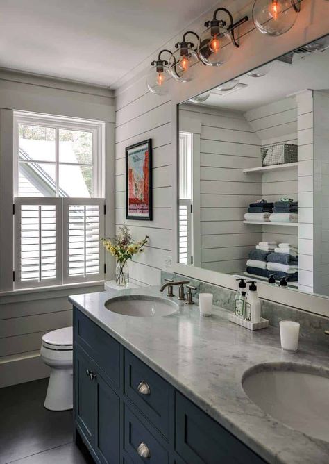 beach-style-bathroom New England Cabin, New England Lake House, Craftsman Bathroom Ideas, Lake House Windows, England Bathroom, Sister Bathroom, Craftsman Bathroom Remodel, New England Bathroom, Lake Cabin Interiors