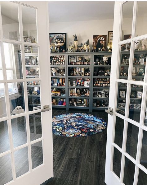 Funko Pop Display Ideas, Funko Pop Shelves, Lego Display Ideas, Harry Potter Wallpaper Backgrounds, Lego Room Decor, Funko Pop Display, Geek Room, Harry Potter Painting, Disney Room Decor