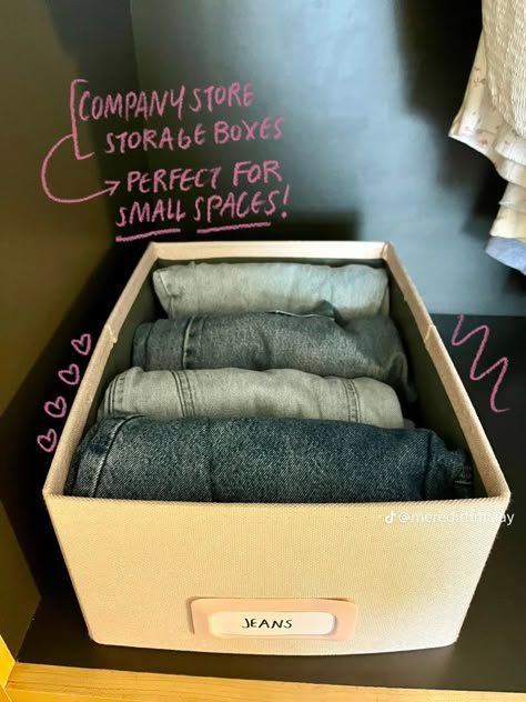 Dorm Organization Ideas, College Dorm Hacks, Luxury Dorm Room, Organization College, Dorm Themes, Dorm Necessities, Dorm Room Necessities, Uni Dorm, University Rooms