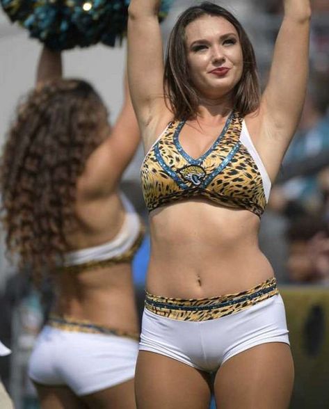 Cheerleading Picture Poses, Famous Cheerleaders, Asian Cheerleader, Cheerleading Pictures, Cute Cheerleaders, Cheerleader Girl, Cheerleading Outfits, Nfl Cheerleaders, Curvy Women Jeans